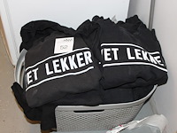 Wasmand met werkkleding. - afbeelding 1 van  2