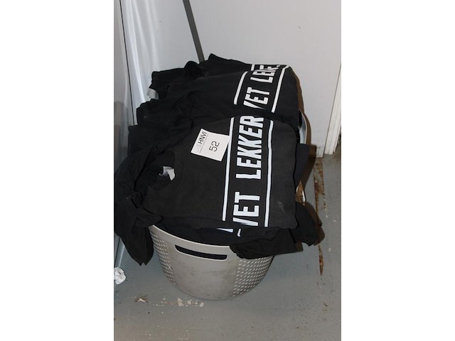 Wasmand met werkkleding. - afbeelding 2 van  2