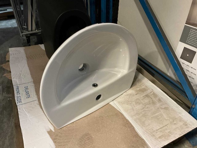 Wastafel en hangend toilet - afbeelding 1 van  4