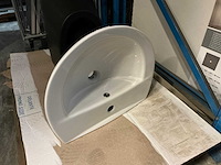 Wastafel en hangend toilet - afbeelding 1 van  4