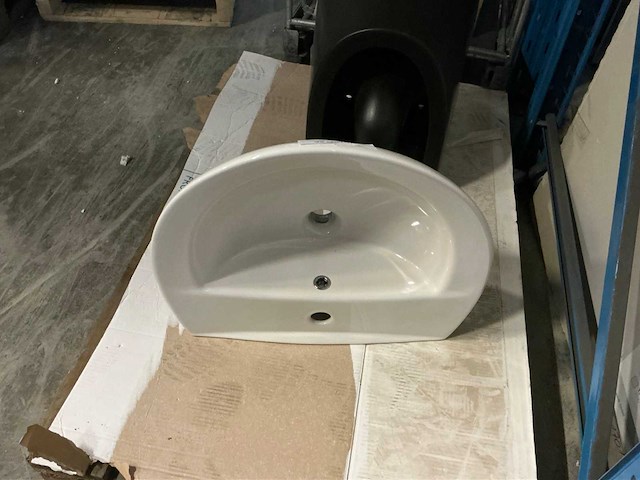 Wastafel en hangend toilet - afbeelding 2 van  4