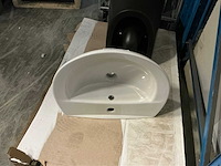 Wastafel en hangend toilet - afbeelding 2 van  4