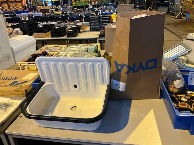 Wastafel met afvoerbuizen - afbeelding 1 van  6