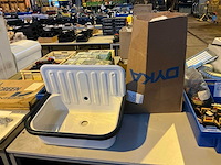 Wastafel met afvoerbuizen - afbeelding 1 van  6