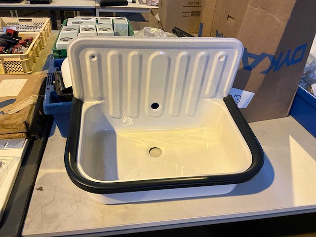 Wastafel met afvoerbuizen - afbeelding 2 van  6