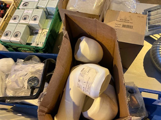 Wastafel met afvoerbuizen - afbeelding 5 van  6