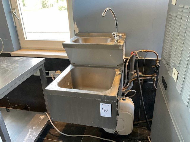 Wastafel met boiler - afbeelding 1 van  7