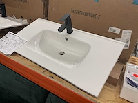 Wastafel met kraan - afbeelding 2 van  4
