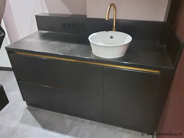 Wastafelmeubel incl. wasbak, kraan, douchepomp & wandplank - afbeelding 1 van  7