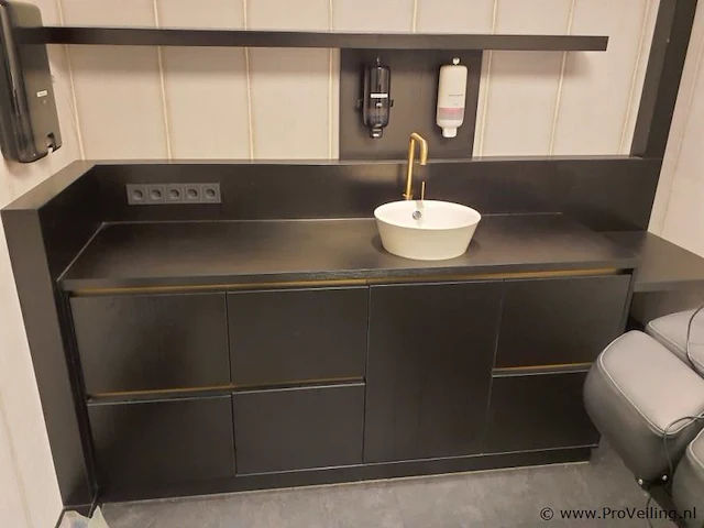 Wastafelmeubel met wasbak, kraan & inbouw stopcontacten - afbeelding 1 van  6