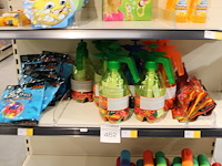 Waterballonnen en watervullers op schap. - afbeelding 1 van  2