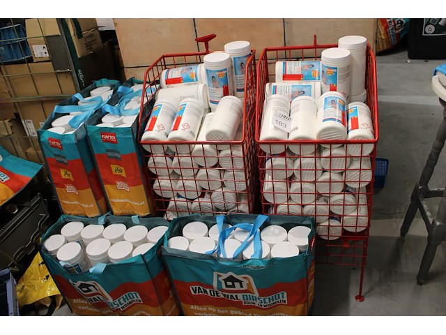 Waterbehandelingsproducten summerfun w.o. ph minus, ph plus. totaal ruim 175 bussen in zes tassen en twee s... - afbeelding 1 van  3