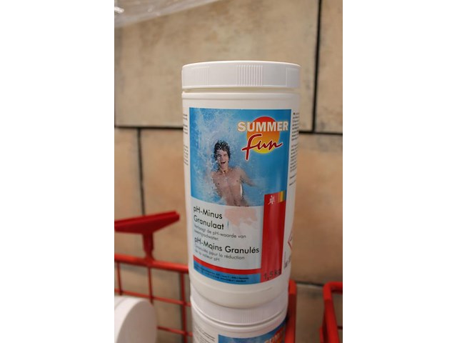 Waterbehandelingsproducten summerfun w.o. ph minus, ph plus. totaal ruim 175 bussen in zes tassen en twee s... - afbeelding 2 van  3