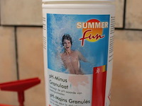 Waterbehandelingsproducten summerfun w.o. ph minus, ph plus. totaal ruim 175 bussen in zes tassen en twee s... - afbeelding 2 van  3