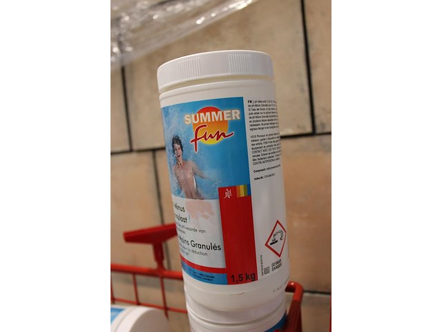 Waterbehandelingsproducten summerfun w.o. ph minus, ph plus. totaal ruim 175 bussen in zes tassen en twee s... - afbeelding 3 van  3