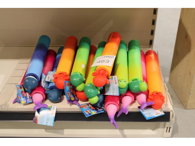 Waterblasters in diverse kleuren in schap. - afbeelding 1 van  2