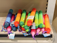 Waterblasters in diverse kleuren in schap. - afbeelding 1 van  2
