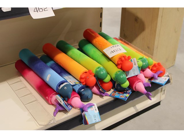 Waterblasters in diverse kleuren in schap. - afbeelding 2 van  2