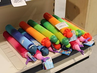 Waterblasters in diverse kleuren in schap. - afbeelding 2 van  2