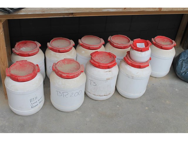 Waterdichte voorraadboxen nr. 61 deels gevuld met grondstoffen w.o. br200, at en zilverzand. - afbeelding 1 van  2