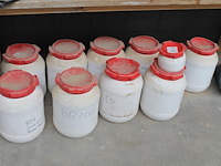 Waterdichte voorraadboxen nr. 61 deels gevuld met grondstoffen w.o. br200, at en zilverzand. - afbeelding 1 van  2