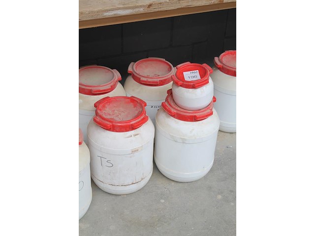 Waterdichte voorraadboxen nr. 61 deels gevuld met grondstoffen w.o. br200, at en zilverzand. - afbeelding 2 van  2