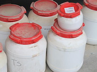 Waterdichte voorraadboxen nr. 61 deels gevuld met grondstoffen w.o. br200, at en zilverzand. - afbeelding 2 van  2