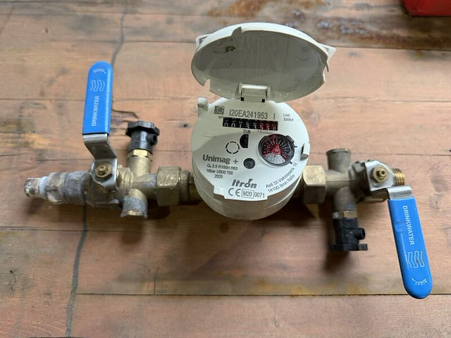 Watermeter met afsluiters, itron, unimag+ q3 2.5, grijs/messing, 2020 - afbeelding 1 van  2