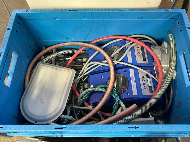 Waterontharder en sop doseer machine - afbeelding 2 van  4