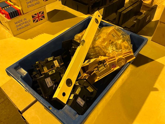 Waterpassen in plastic krat - afbeelding 1 van  5