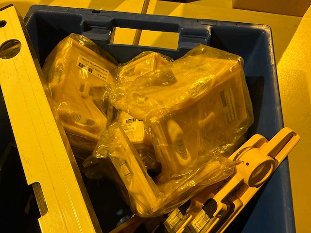 Waterpassen in plastic krat - afbeelding 3 van  5