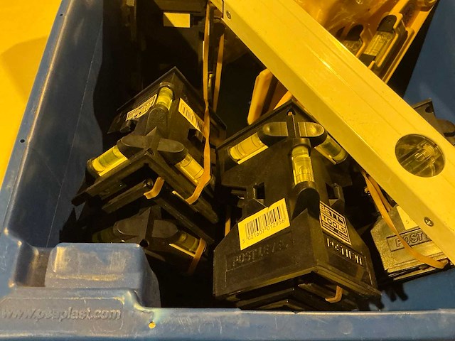 Waterpassen in plastic krat - afbeelding 4 van  5