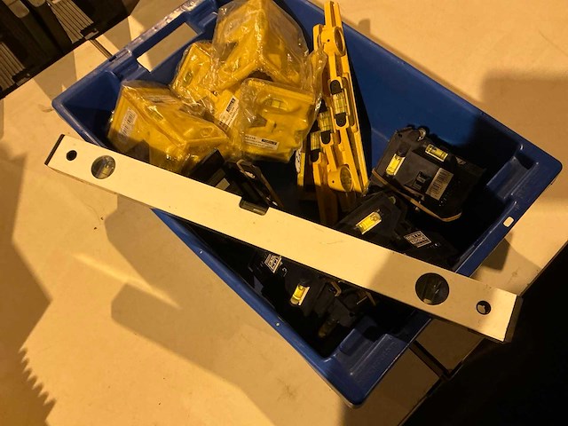 Waterpassen in plastic krat - afbeelding 5 van  5