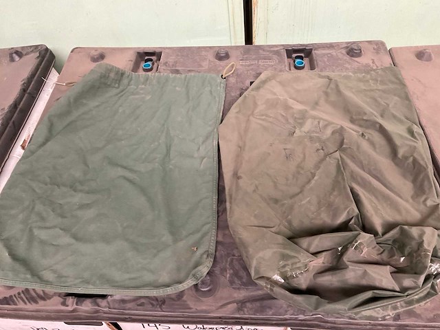 Waterproof and barrack bags (343x) - afbeelding 1 van  3