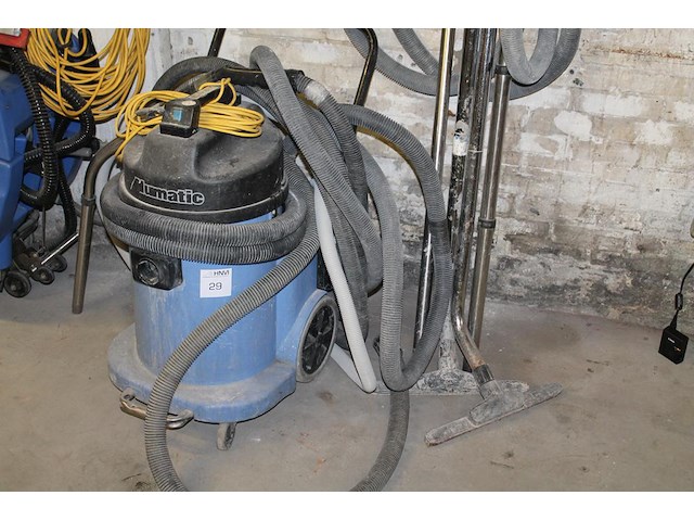 Waterstofzuiger numatic wv 900-2 met diverse slangen en voeten. - afbeelding 1 van  3