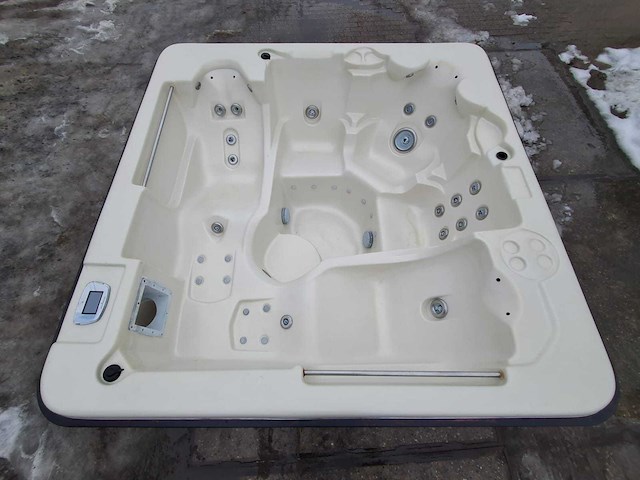 Waterwave spas 5 persoons jacuzzi en buitenspa - afbeelding 1 van  14