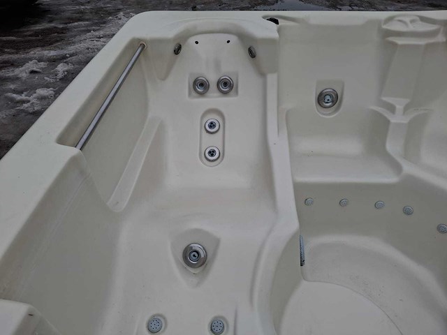 Waterwave spas 5 persoons jacuzzi en buitenspa - afbeelding 9 van  14
