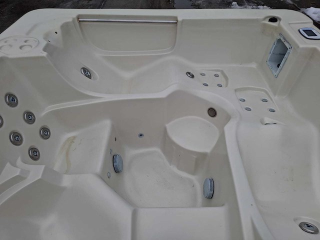 Waterwave spas 5 persoons jacuzzi en buitenspa - afbeelding 1 van  18