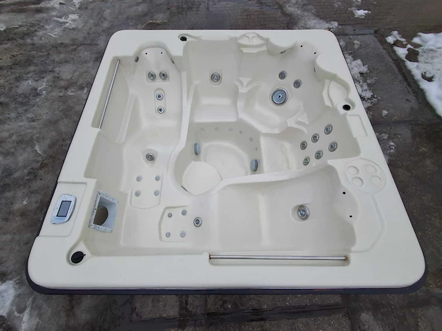 Waterwave spas 5 persoons jacuzzi en buitenspa - afbeelding 1 van  30