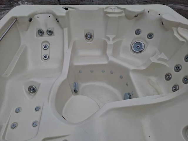 Waterwave spas 5 persoons jacuzzi en buitenspa - afbeelding 15 van  30