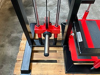 Watson standing plate loaded lateral raise - afbeelding 7 van  8