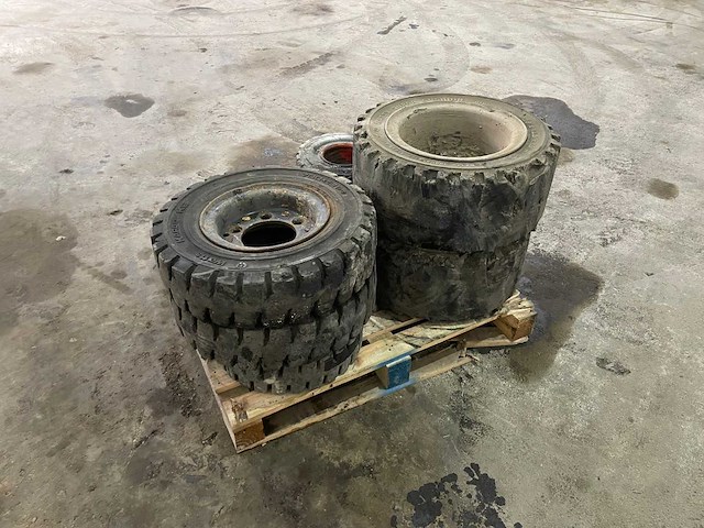 Watts - heftruck bandenset volrubber - afbeelding 8 van  14