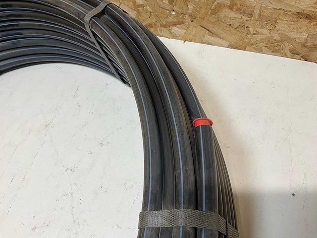 Wavin rol a 50m buis pe40 16x1,8mm sdr9 pn6 zwart/blauw - afbeelding 4 van  5