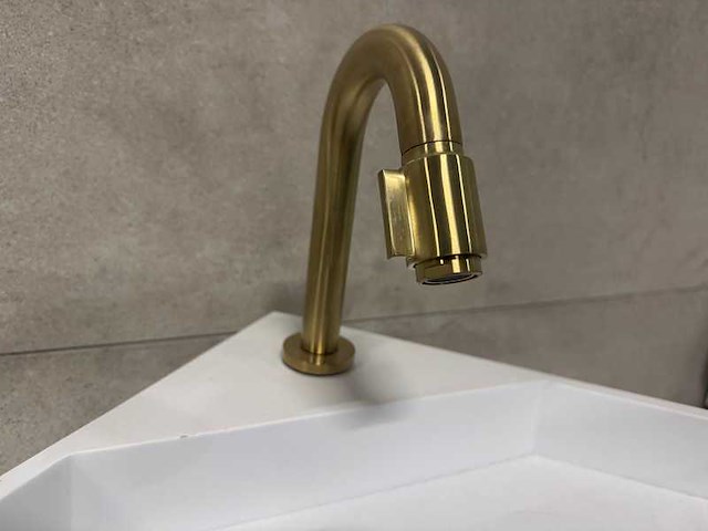 Wb - hoekfontein solid surface 35x49x16 cm + kraan - afbeelding 4 van  10