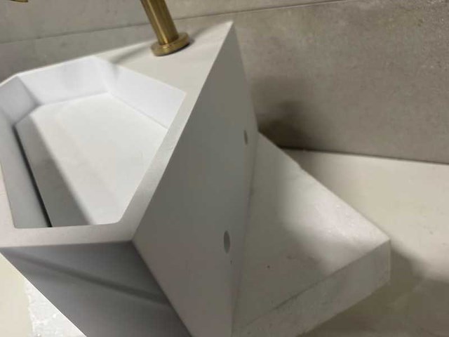Wb - hoekfontein solid surface 35x49x16 cm + kraan - afbeelding 7 van  10