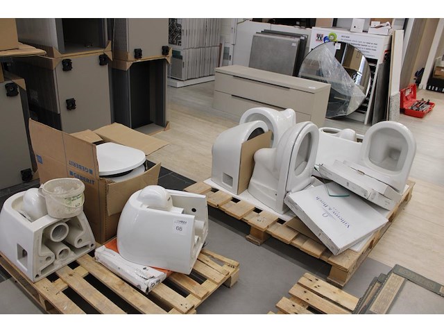 Wc potten en brillen op 2 pallets in diverse uitvoeringen. - afbeelding 2 van  4