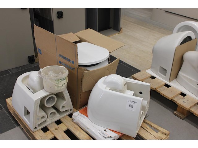 Wc potten en brillen op 2 pallets in diverse uitvoeringen. - afbeelding 3 van  4