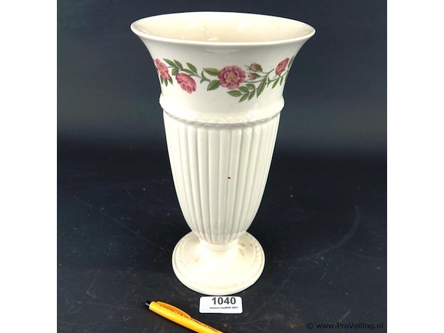Wedgwood hoge voetvaas - afbeelding 1 van  5