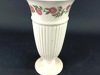 Wedgwood hoge voetvaas - afbeelding 1 van  5