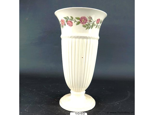 Wedgwood hoge voetvaas - afbeelding 2 van  5